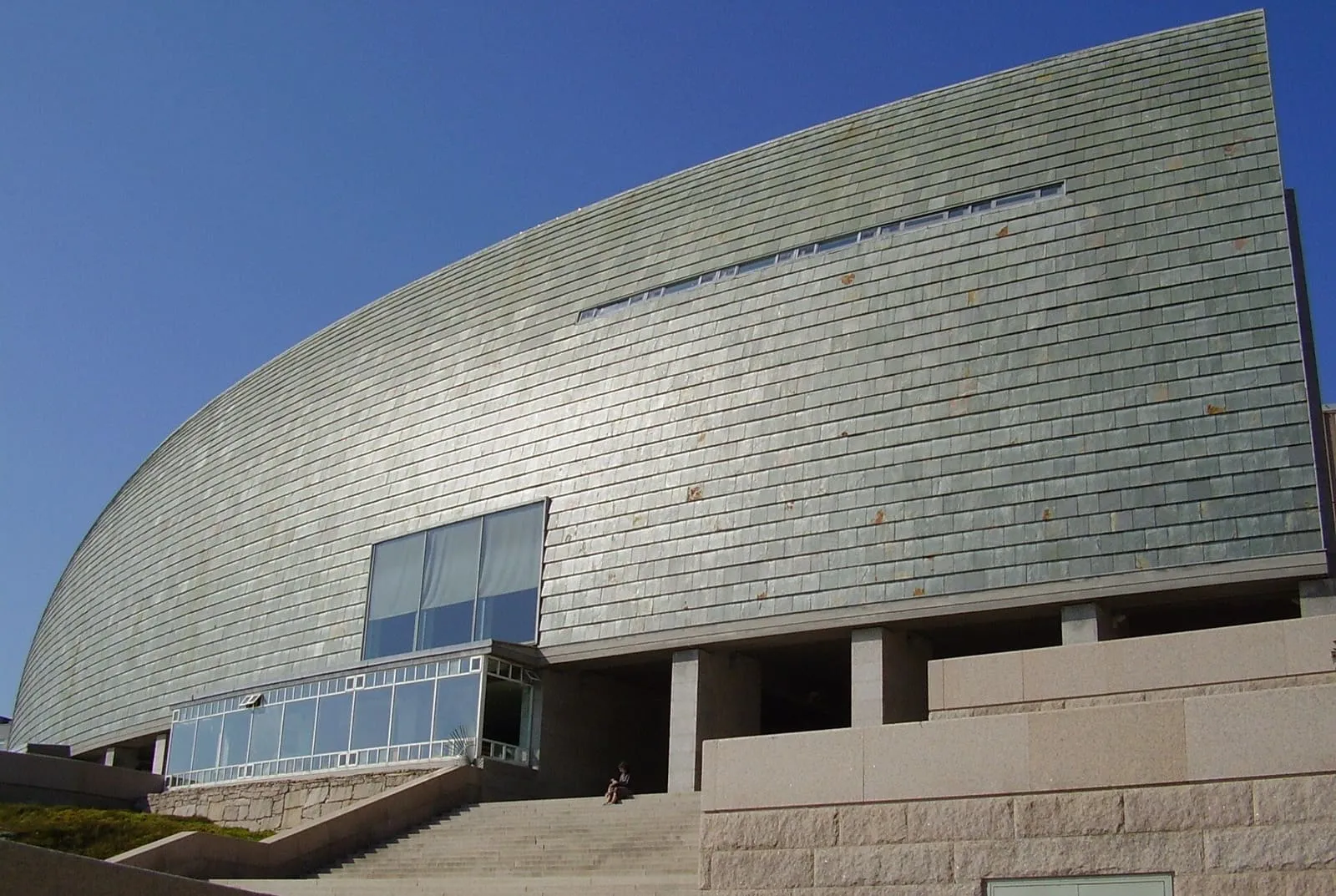 La fachada curva de pizarra de la Domus, en A Coruña
