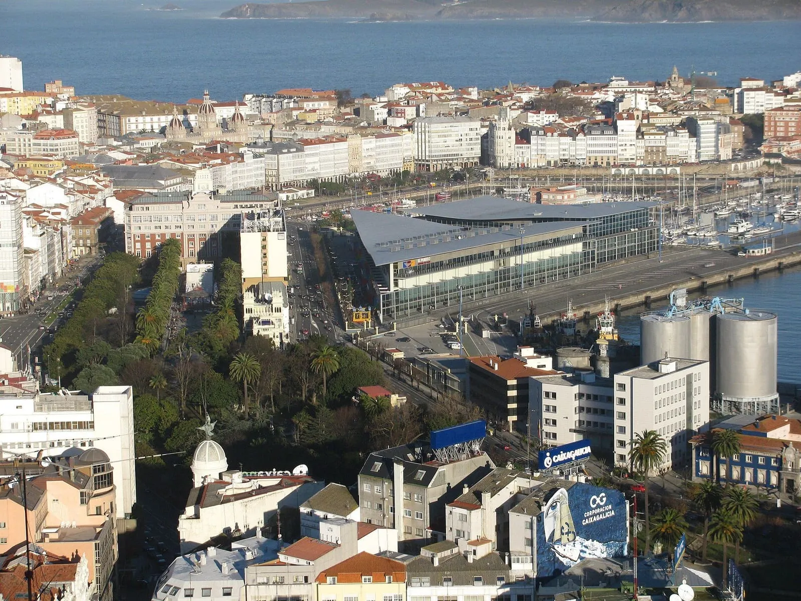 Los jardines de Méndez Núñez con el puerto de A Coruña al fondo