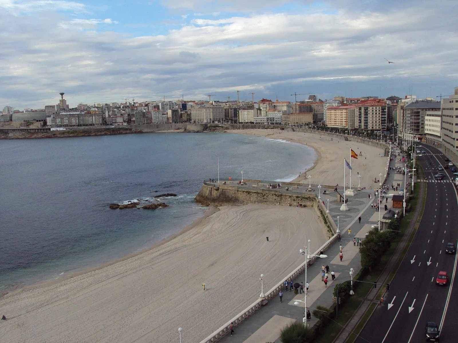 Las playas del Orzán y de Riazor, separadas por el espigón de la Coraza