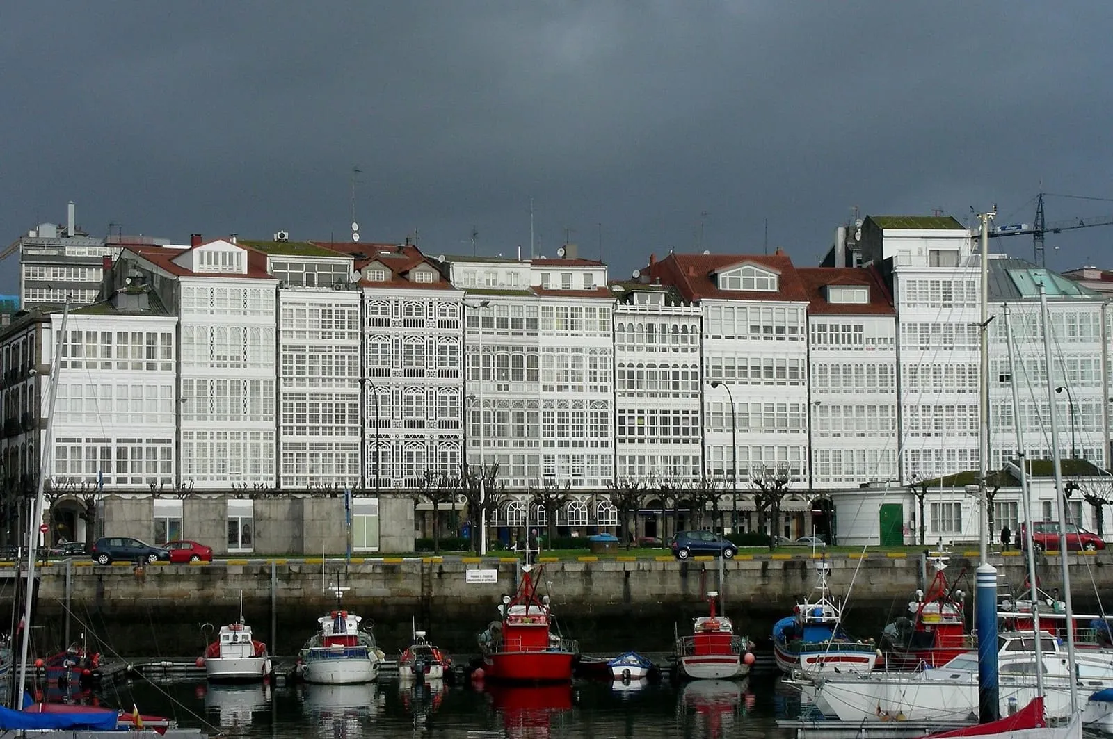 Casas con galerías acristaladas frente al puerto de A Coruña