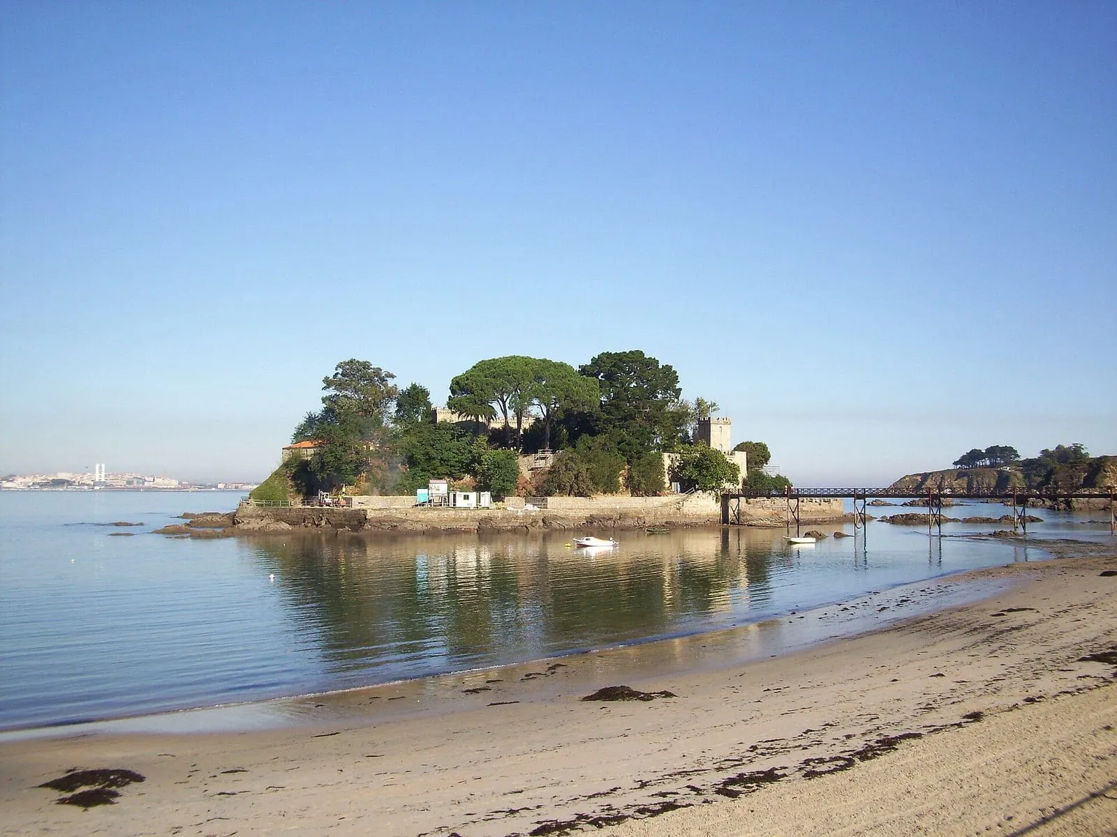 El castillo de Santa Cruz sobre un islote junto a la playa de Portocovo, en Oleiros