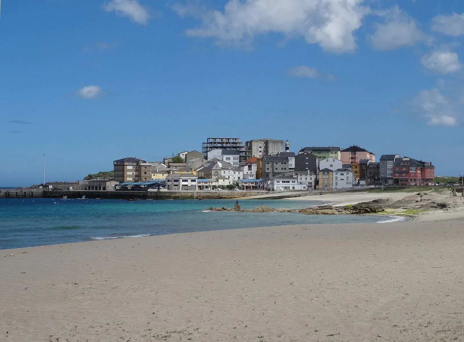 La península de San Cibrao, en Cervo, con el puerto y las casas junto al mar