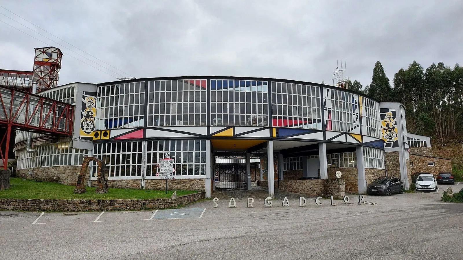 Edificio de la fábrica de Sargadelos con fachada decorada