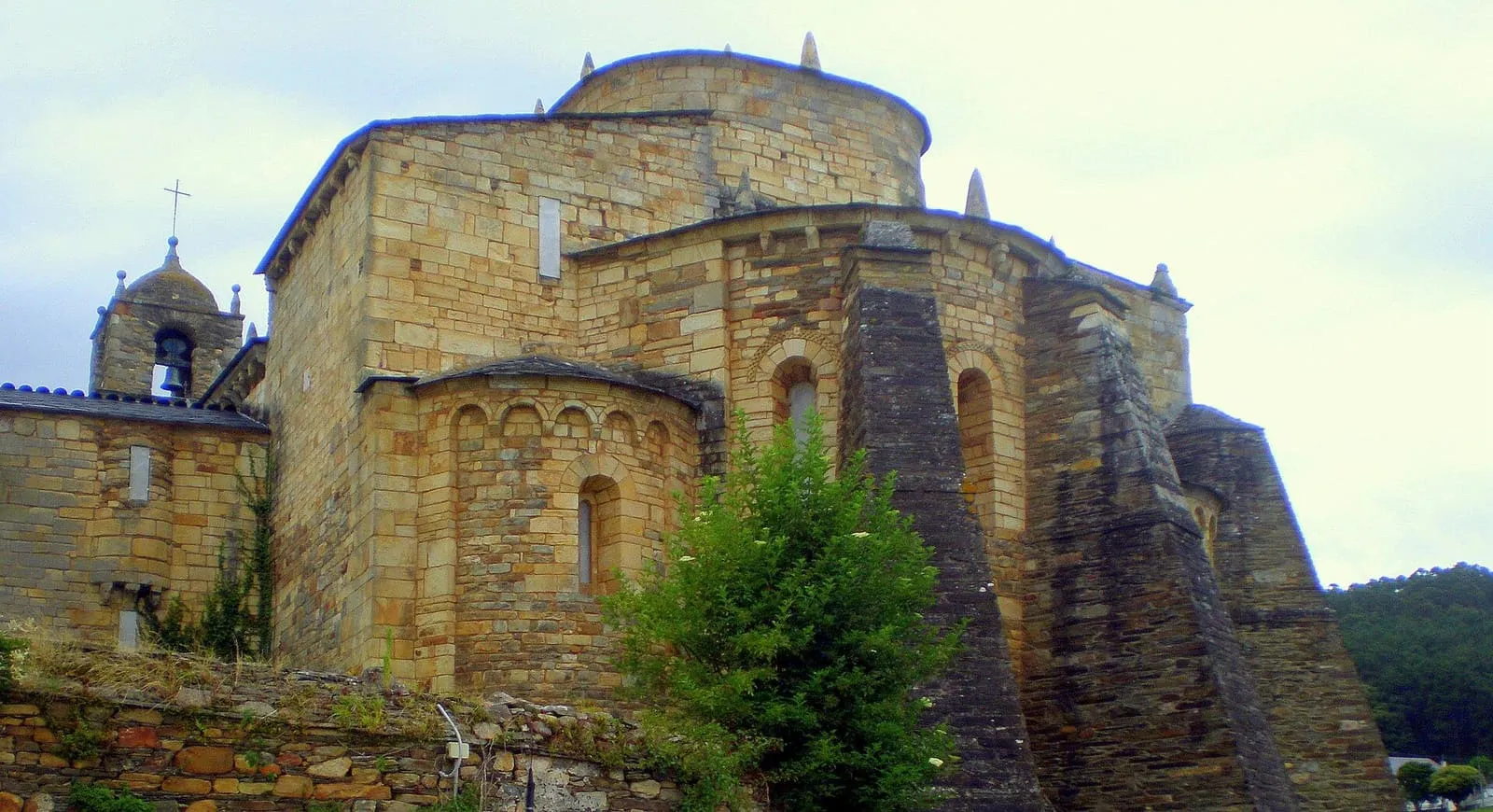 Ábsides de piedra de la basílica de San Martiño de Mondoñedo