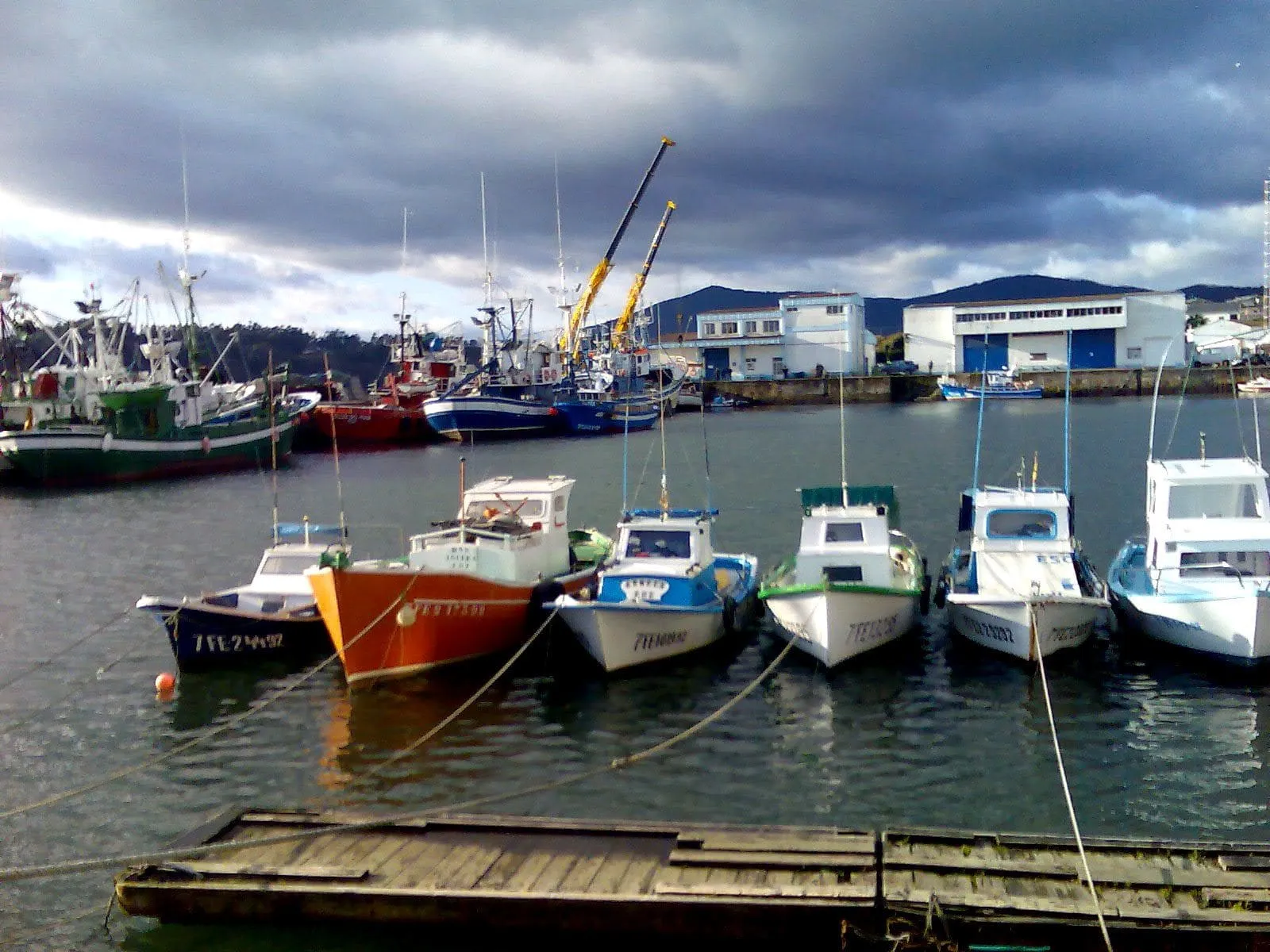 Barcas de pesca amarradas en el puerto de Foz