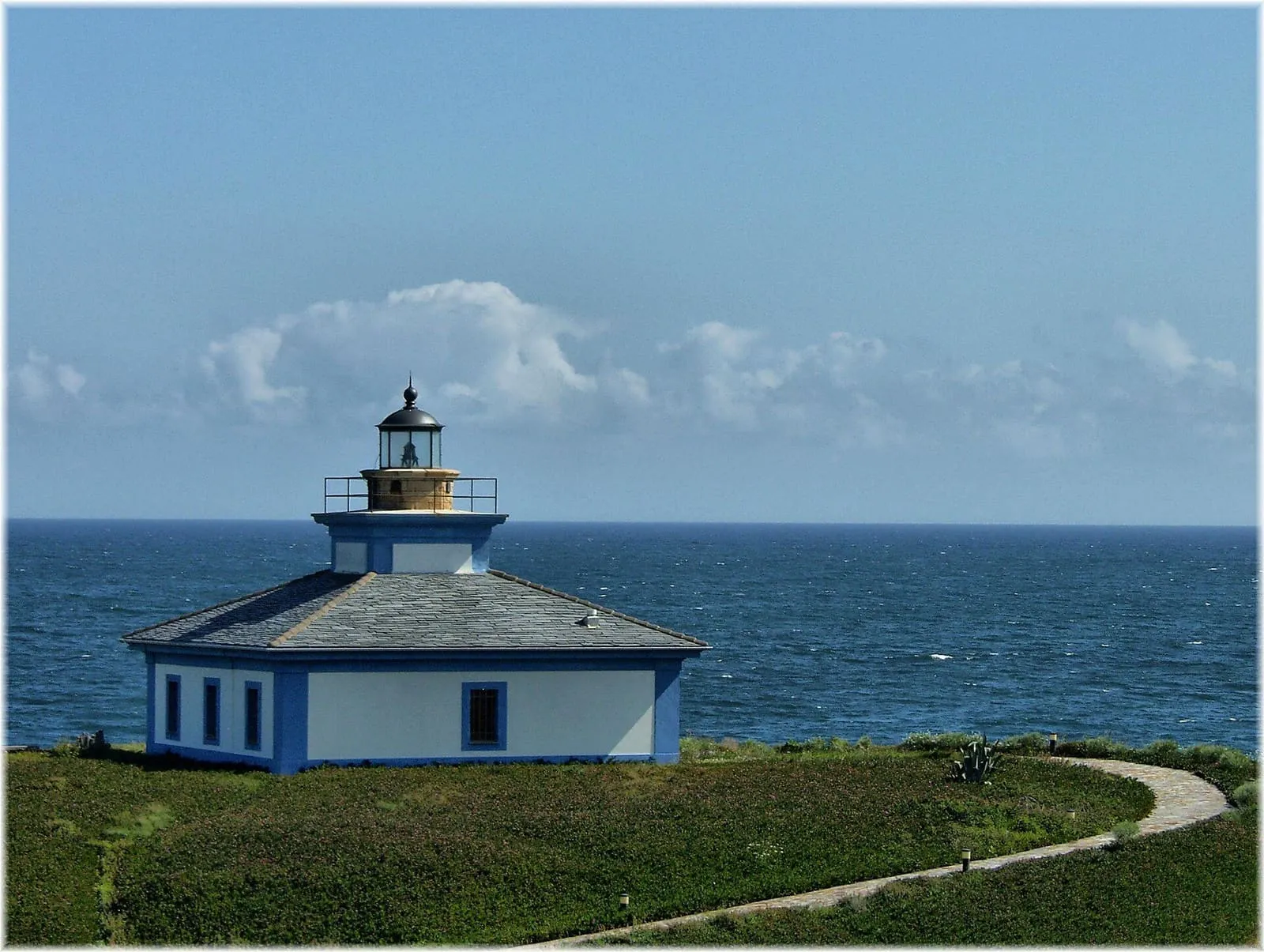 El faro antiguo de la Illa Pancha, en la entrada de la ría de Ribadeo