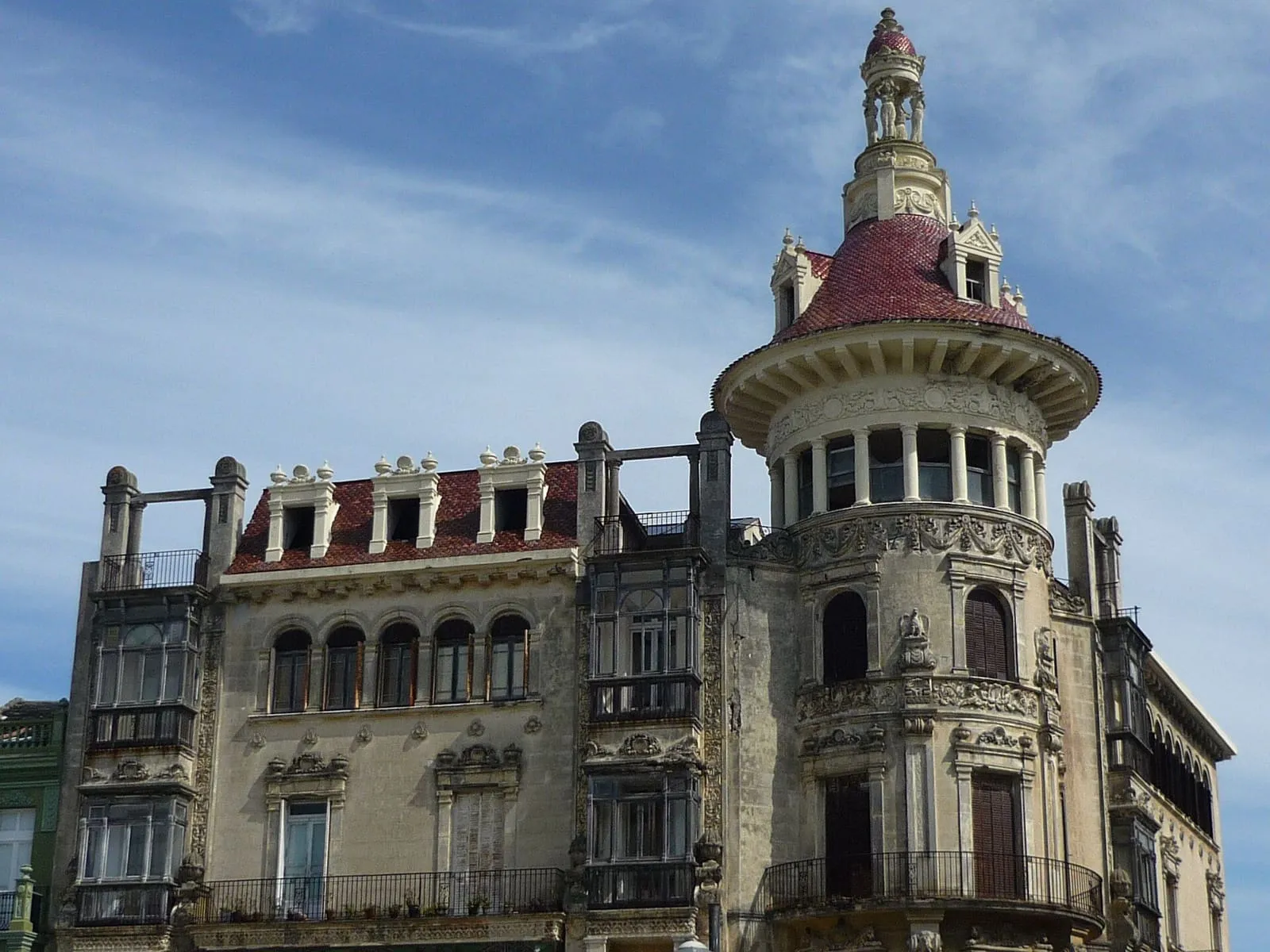 La Torre dos Moreno, edificio modernista de Ribadeo, con su mirador y sus galerías