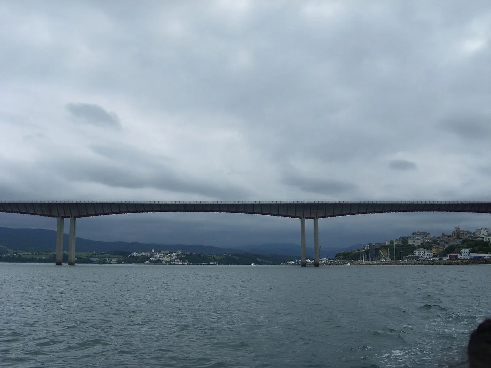 Puente de los Santos sobre la ría de Ribadeo bajo un cielo nublado