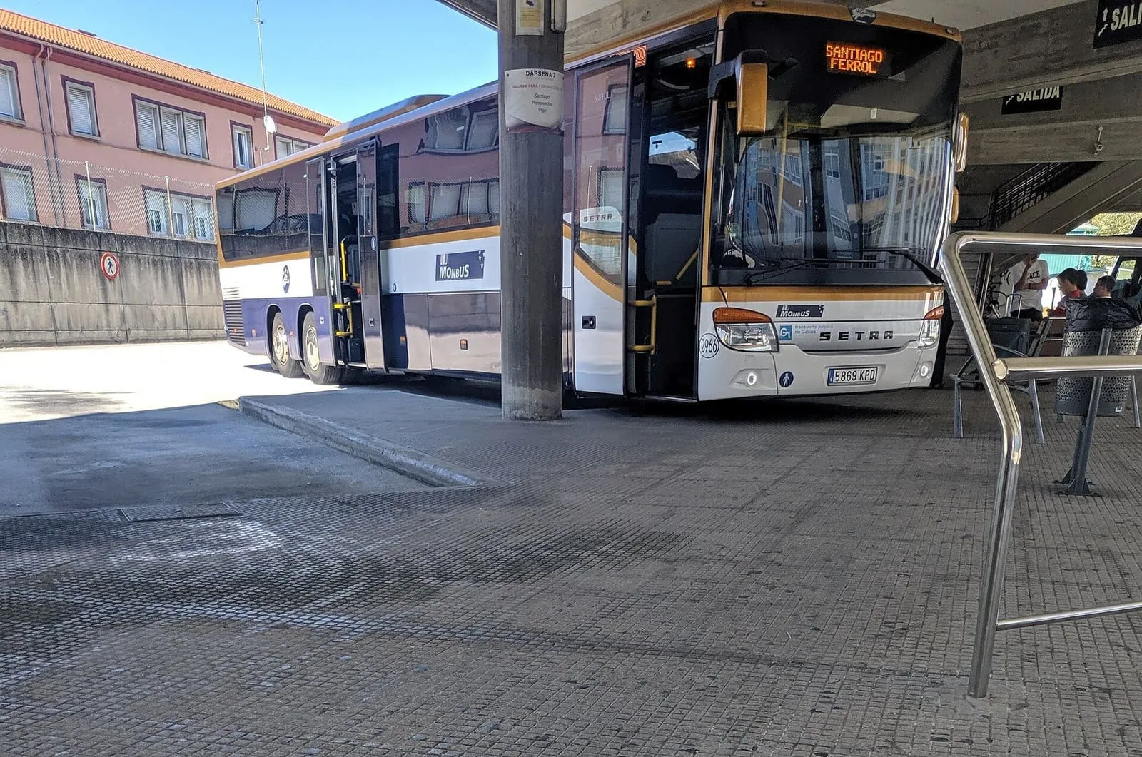 Autobús interurbano de Monbus con destino Santiago y Ferrol, parado en una estación de autobuses