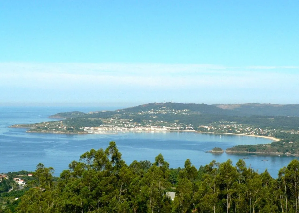 La ría de Ares con la villa en una península y la costa al fondo