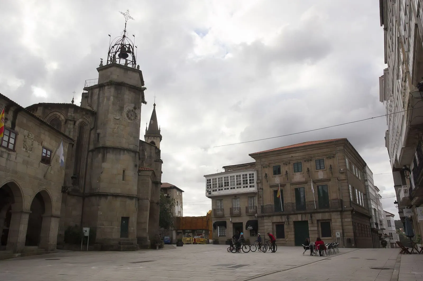La plaza de la Constitución de Betanzos con la iglesia de Santiago