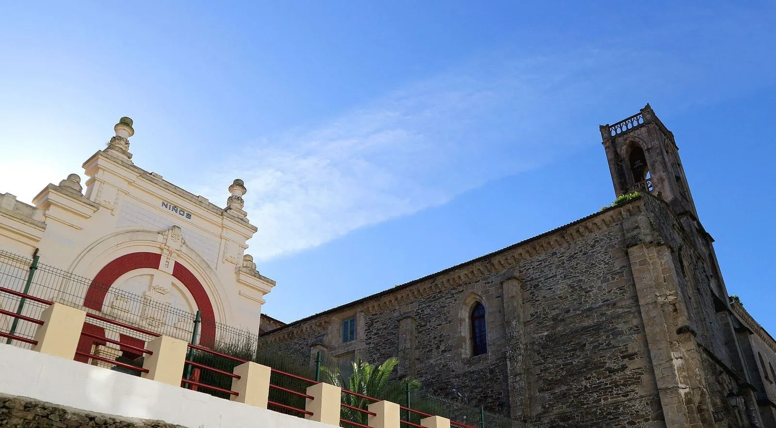 Muros de piedra y espadaña de la iglesia de San Francisco de Betanzos