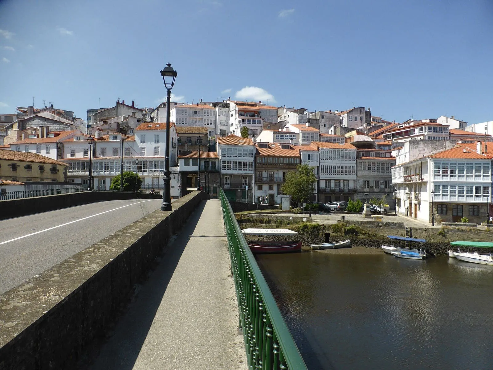 Betanzos visto desde el puente viejo, con casas de galerías sobre el río
