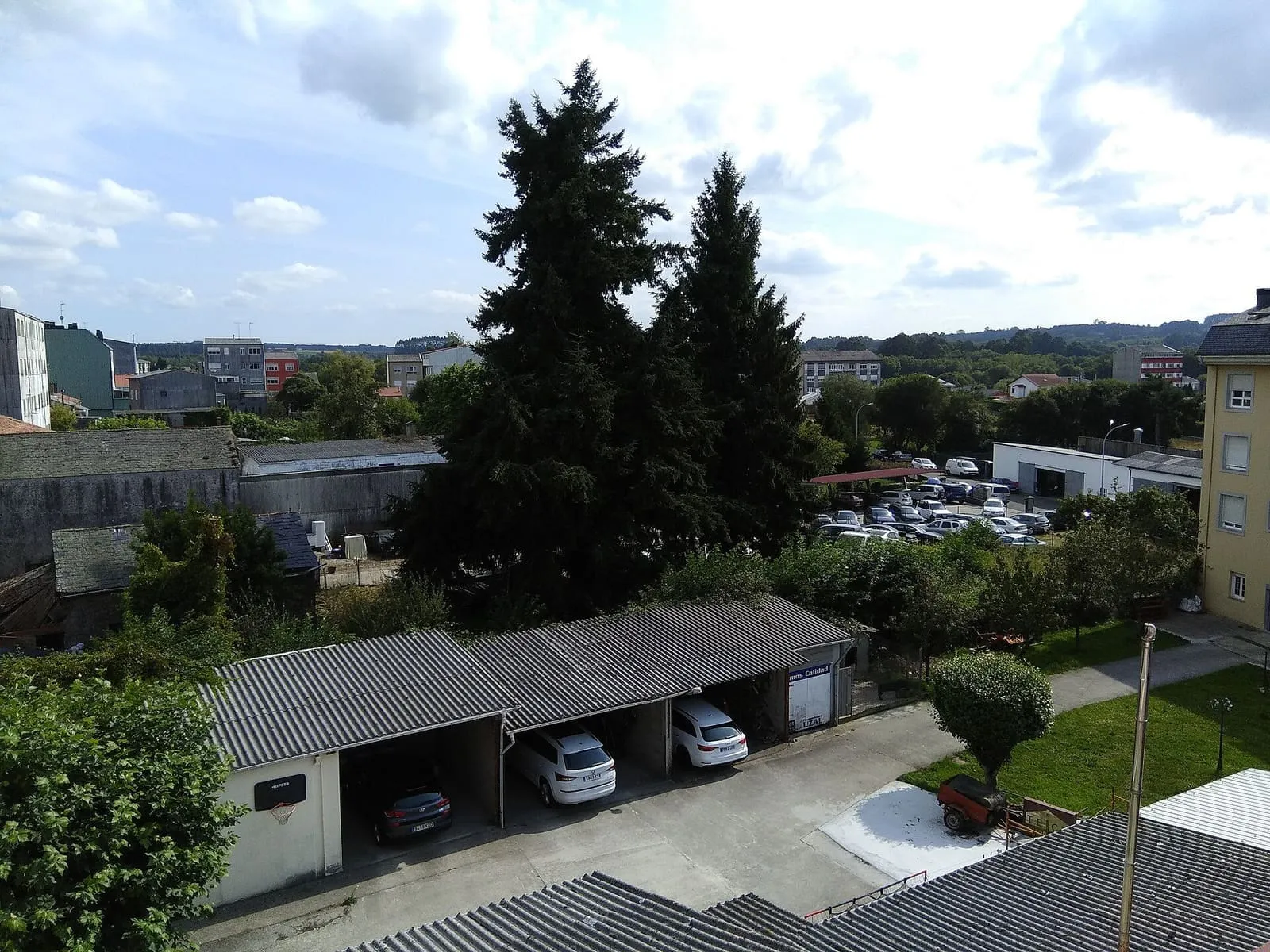 Vista de Teixeiro, capital del concello de Curtis, con edificios y arbolado