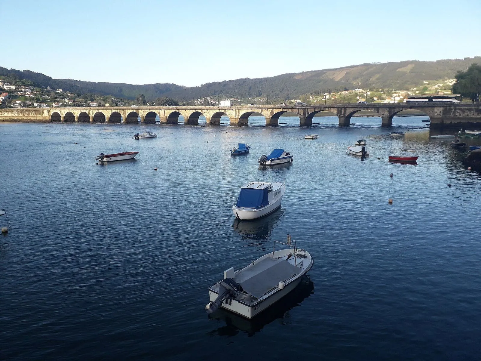 Puente de Pontedeume sobre la ría, con barcas amarradas