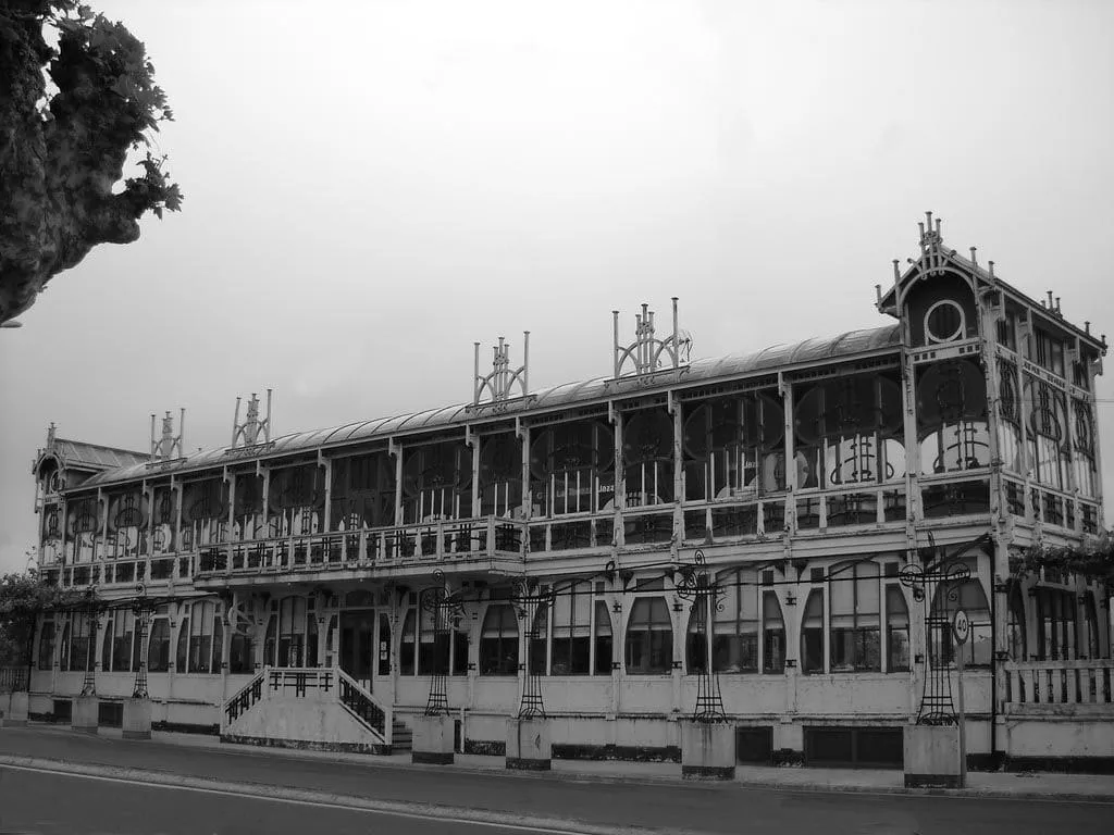 Fotografía en blanco y negro del edificio modernista La Terraza, en Sada