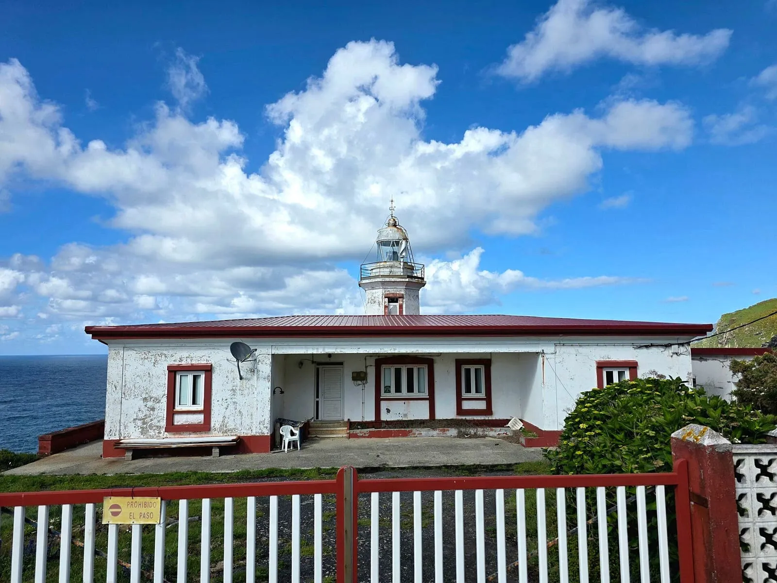 Faro de Punta Candieira con su casa blanca de tejado rojo frente al mar