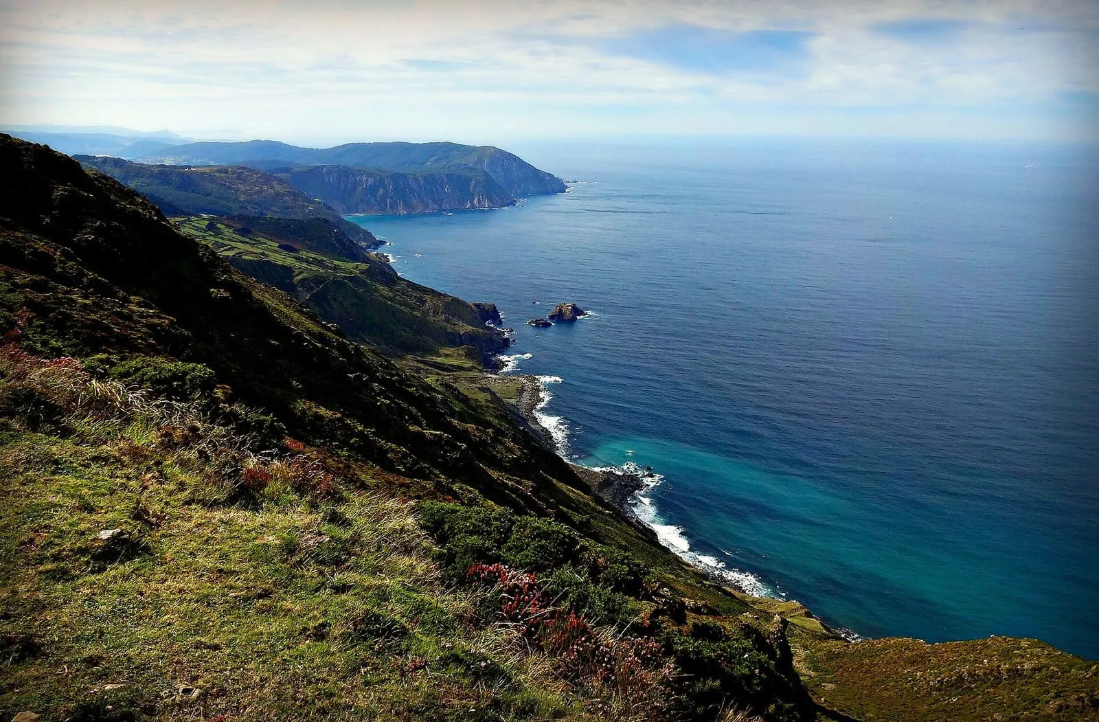 Acantilados de Herbeira cayendo al Atlántico, con la costa al fondo