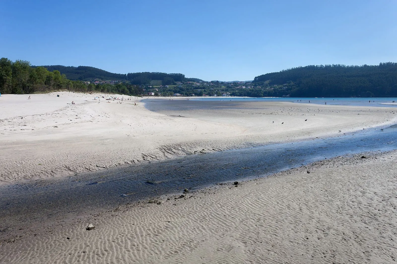 La playa de la Magdalena, en Cedeira, con la villa al fondo