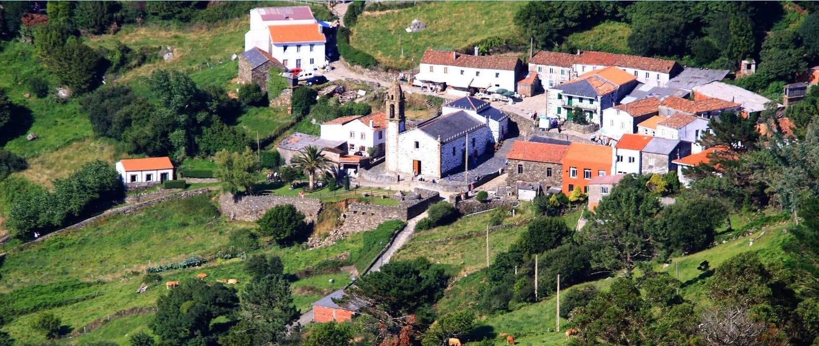 Panorámica de San Andrés de Teixido, con el santuario y la aldea en la ladera sobre el mar