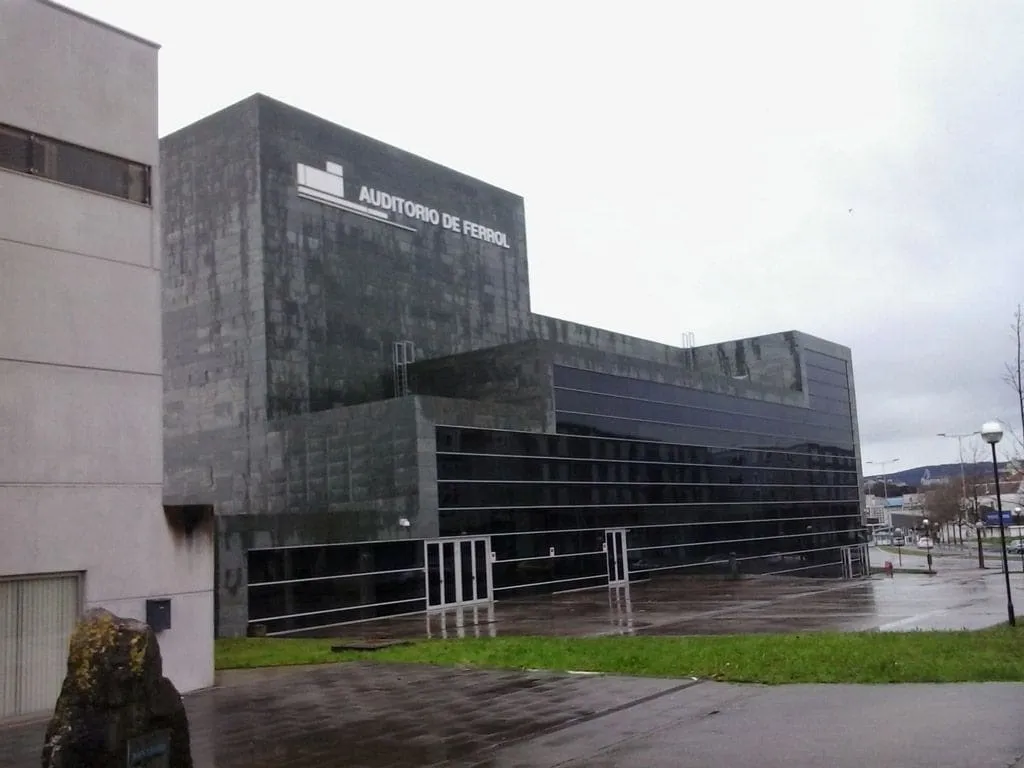Edificio oscuro del Auditorio de Ferrol, con el rótulo del auditorio en lo alto de la fachada