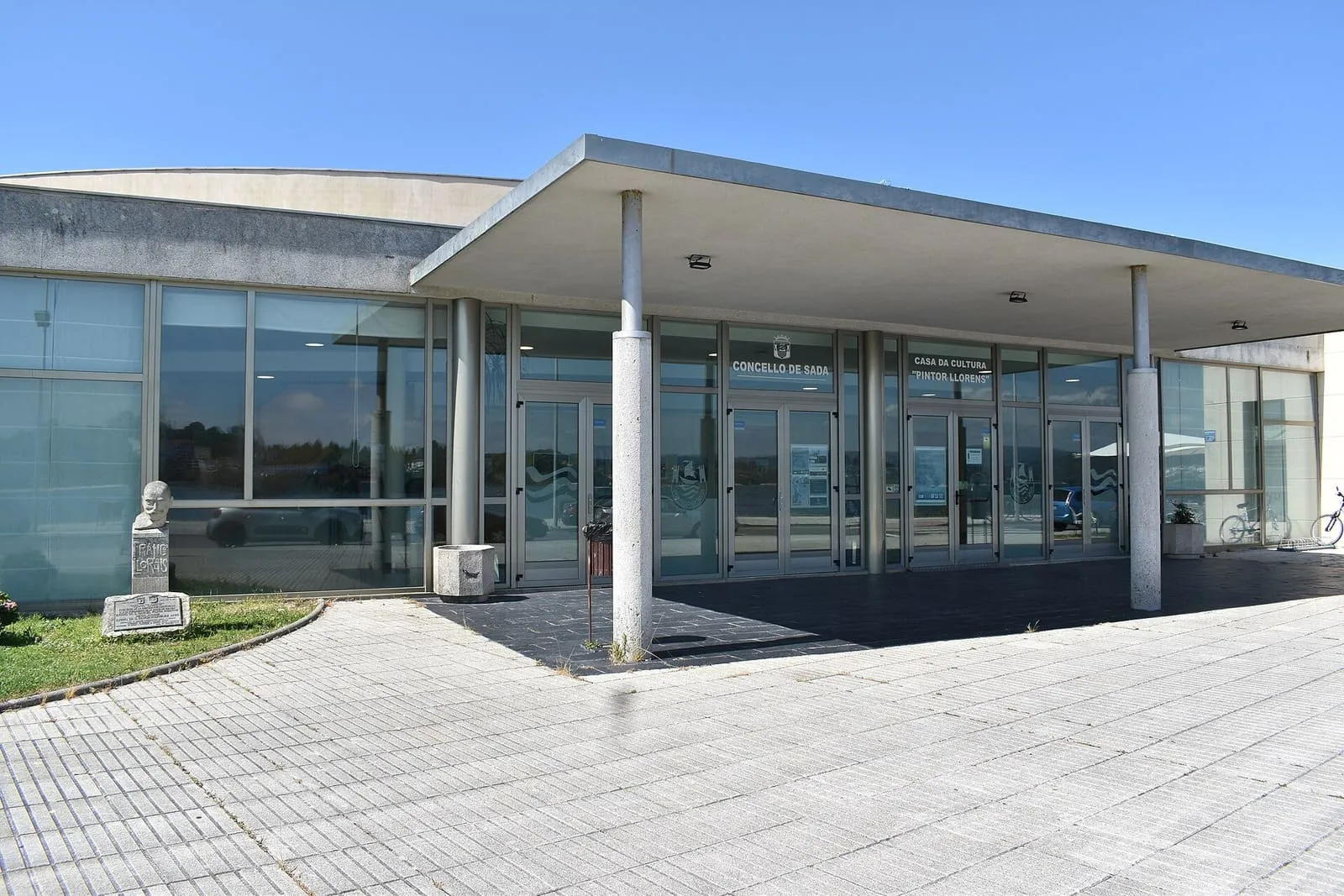 Entrada acristalada de la Casa da Cultura Pintor Lloréns, en Sada
