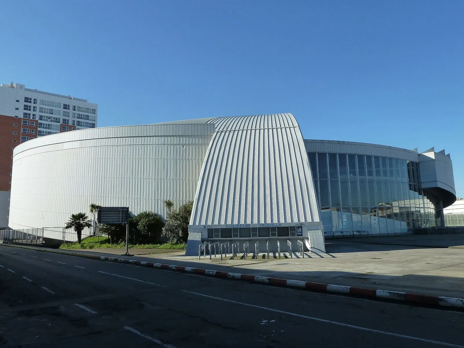 Edificio blanco del Coliseum de A Coruña, con su cubierta acanalada y la taquilla