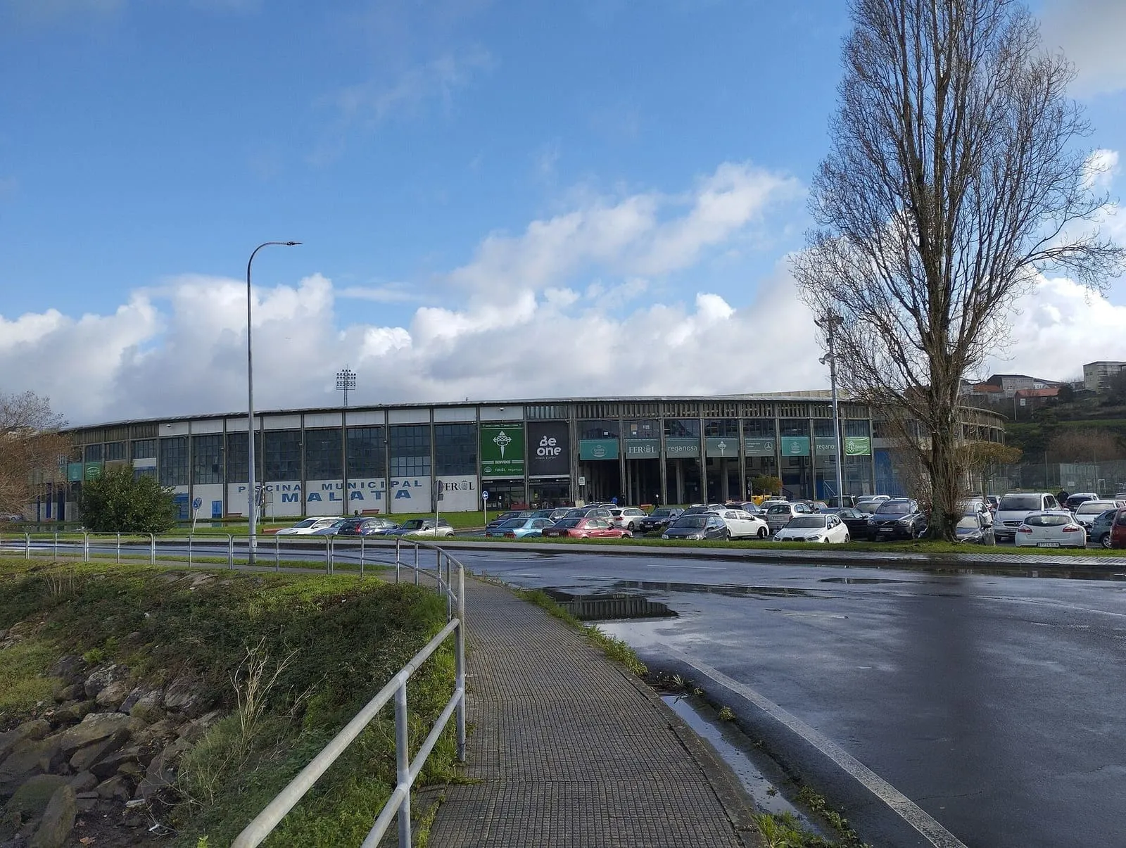 Exterior del estadio de A Malata, en Ferrol, con el aparcamiento delante