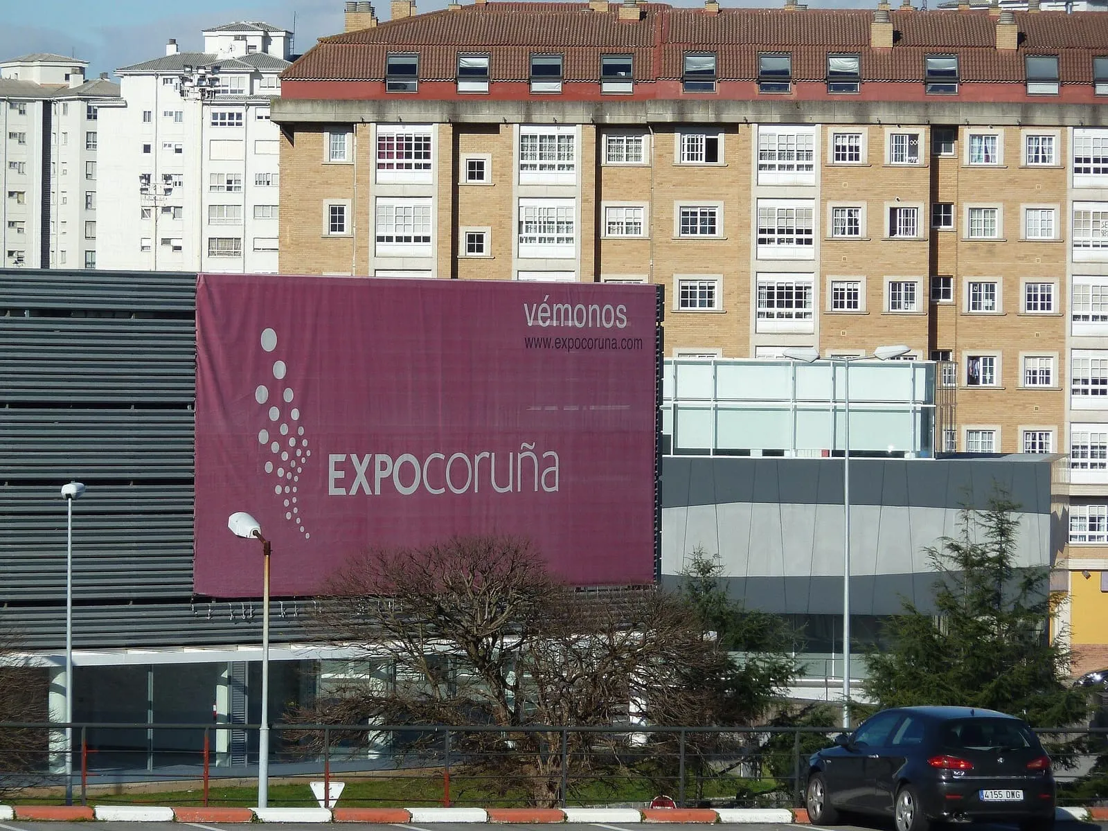 Fachada del recinto ferial Expocoruña, en A Coruña, con su cartel granate en un lateral