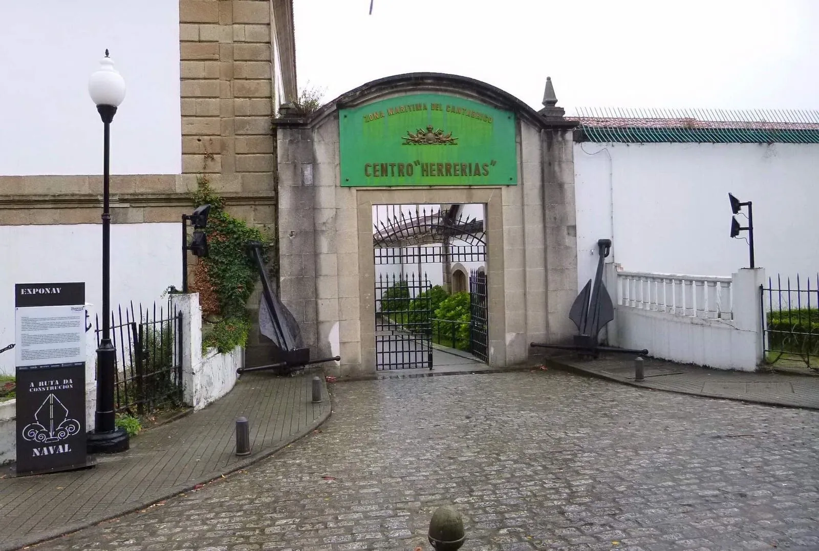 Entrada del Centro Herrerías del Arsenal de Ferrol, con anclas a los lados y el cartel de Exponav