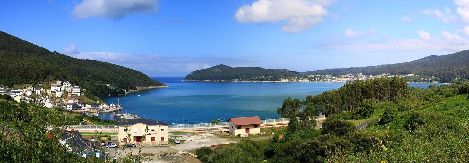 Puerto de O Barqueiro, en Mañón, con las casas marineras junto a la ría