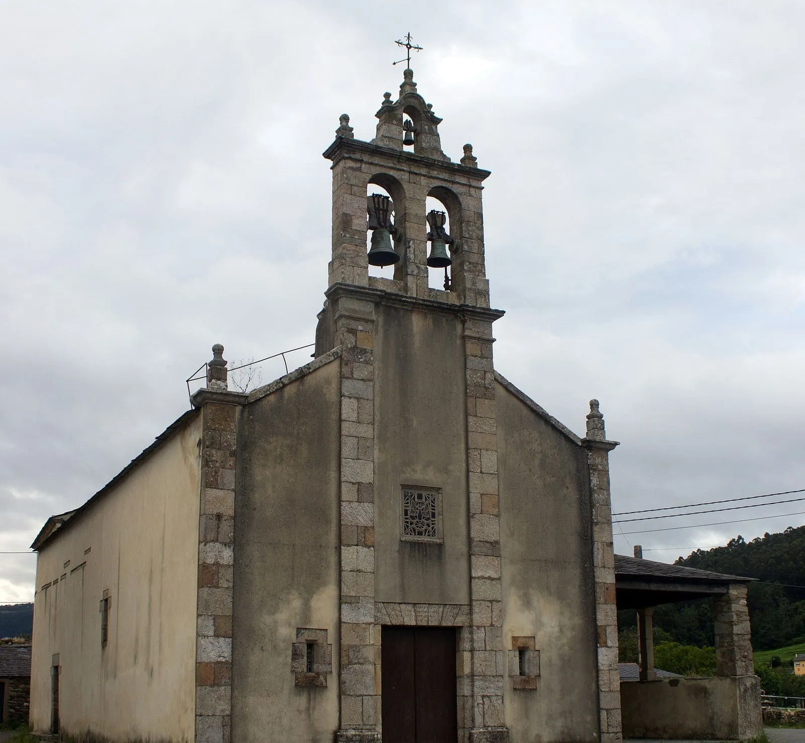 Iglesia de piedra de Landrove, en Viveiro, con su espadaña de dos campanas