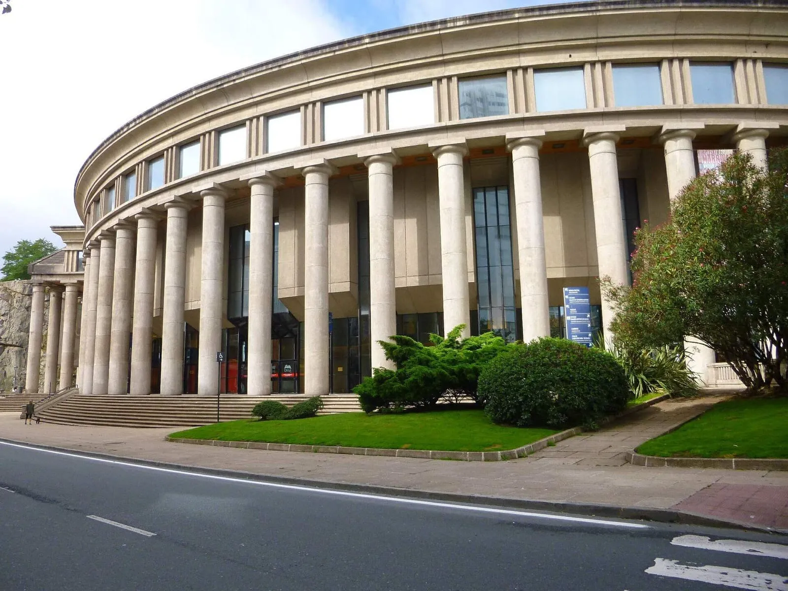 Fachada curva con columnas del Palacio de la Ópera de A Coruña