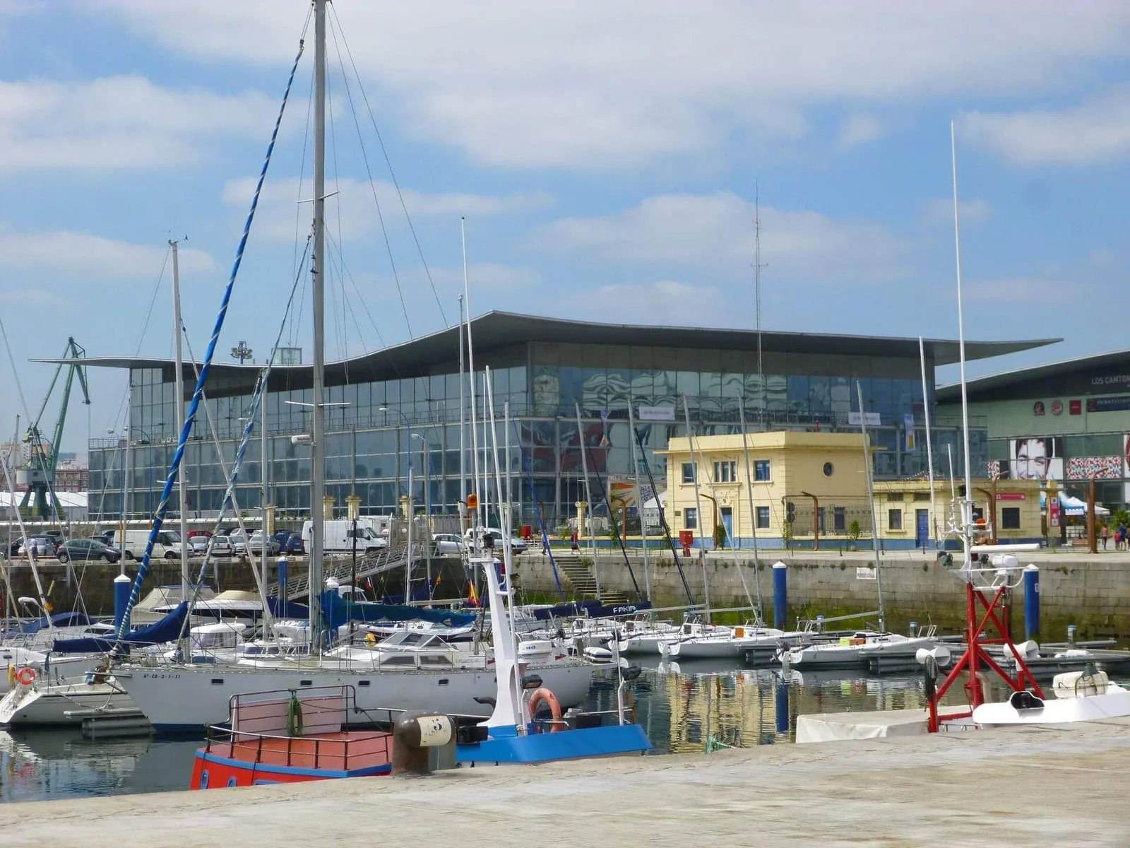El palacio de congresos Palexco junto al puerto deportivo de A Coruña, con veleros en primer plano