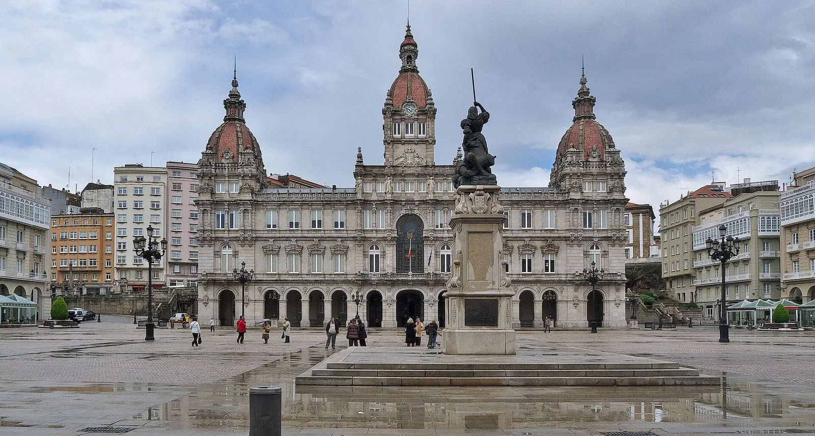 Plaza de María Pita, en A Coruña, con la estatua de la heroína ante el Ayuntamiento