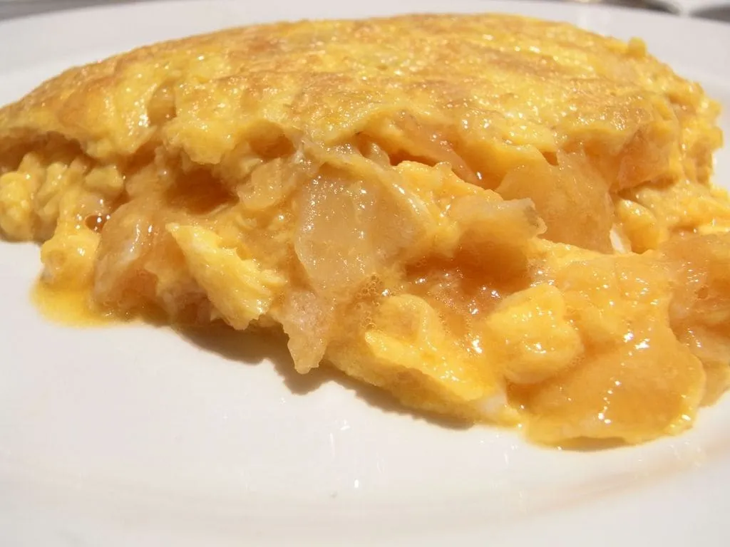 Tortilla de patata de Betanzos, jugosa, cortada en el plato