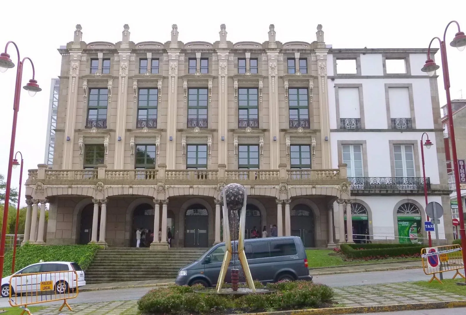 Fachada de piedra del Teatro Jofre, con balcón corrido y columnas, en la plaza de Galicia de Ferrol