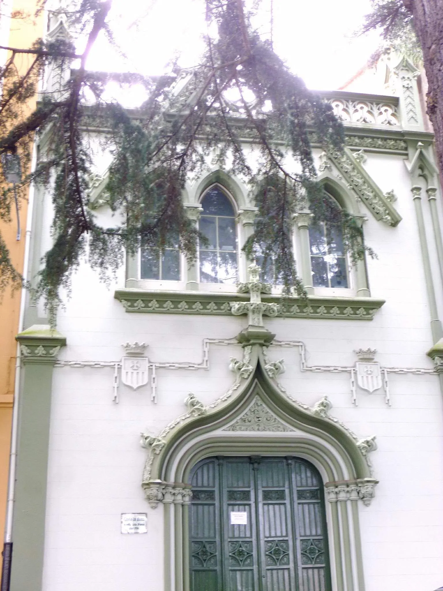 Fachada blanca de estilo neogótico en el barrio de la Magdalena