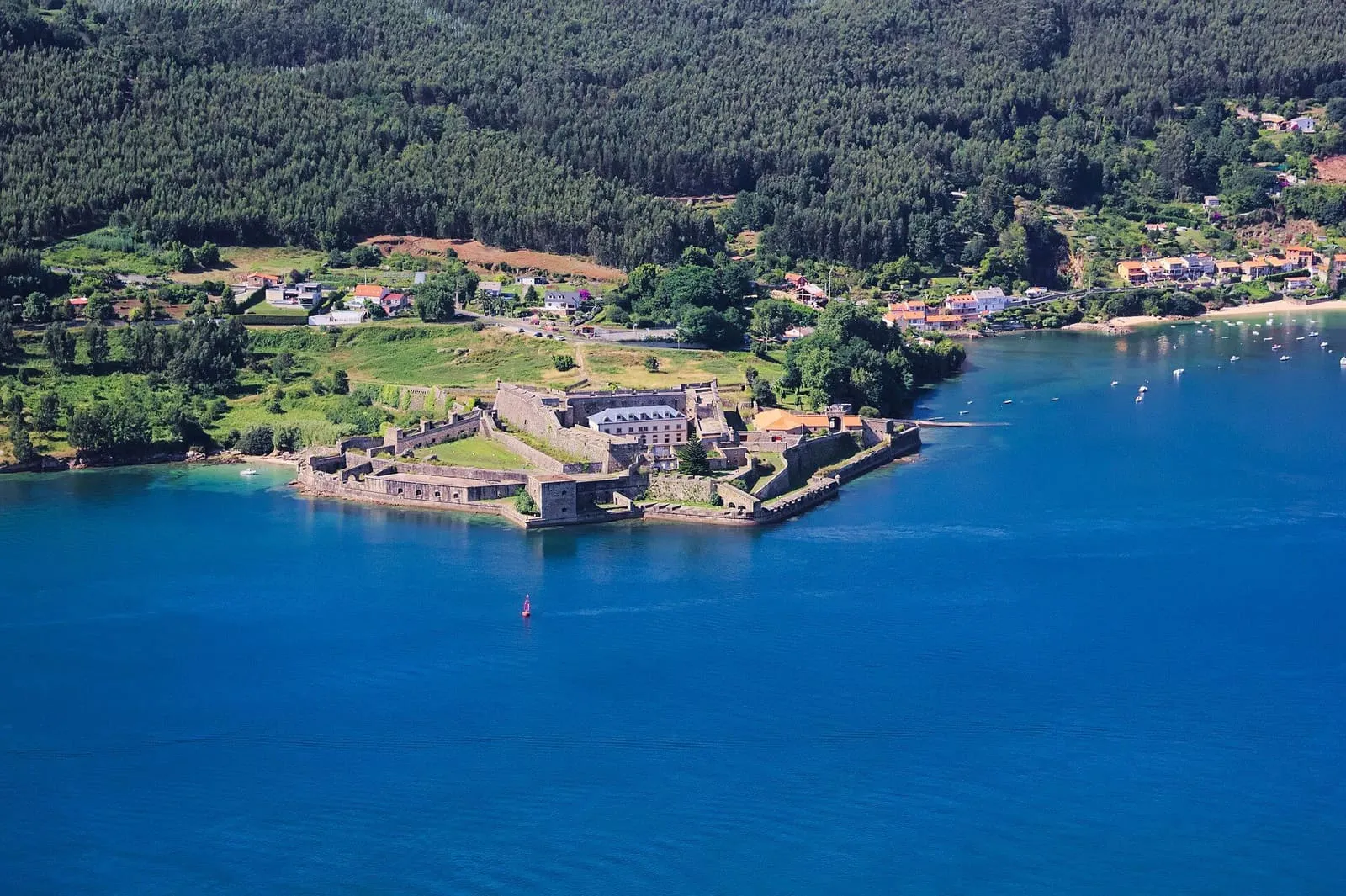 Vista aérea del castillo de San Felipe en la orilla de la ría de Ferrol