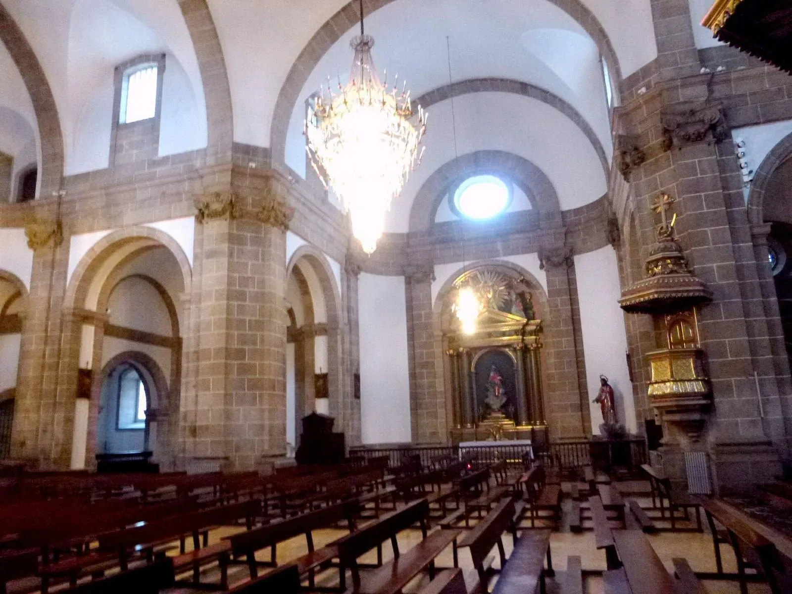 Interior de la concatedral de San Julián de Ferrol, con su nave y su cúpula
