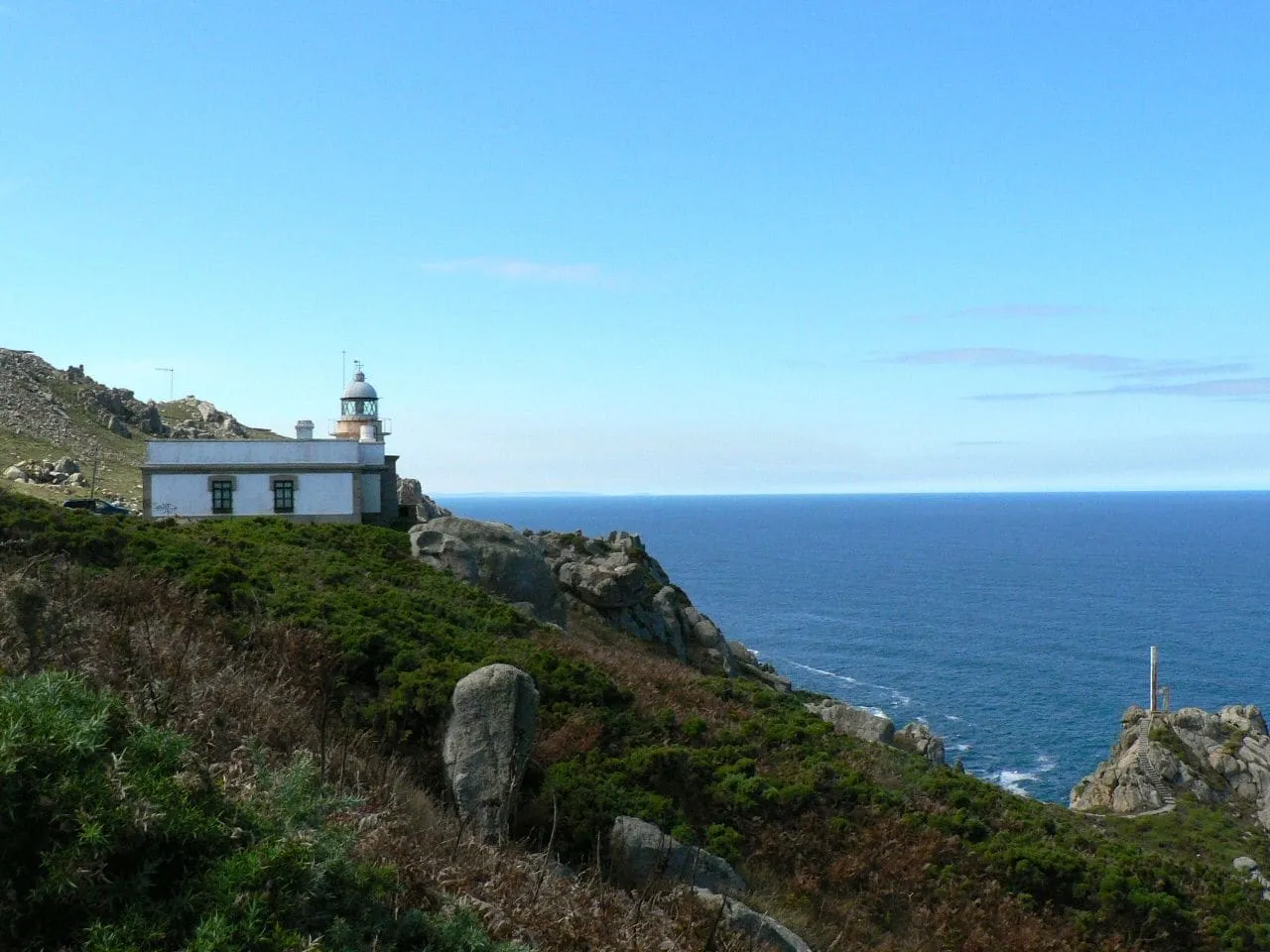 Faro de Cabo Prior sobre el acantilado, con el Atlántico al fondo