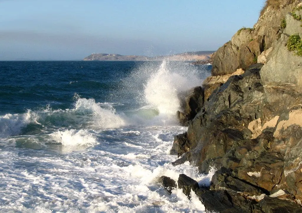 Olas rompiendo contra las rocas en la costa de Doniños