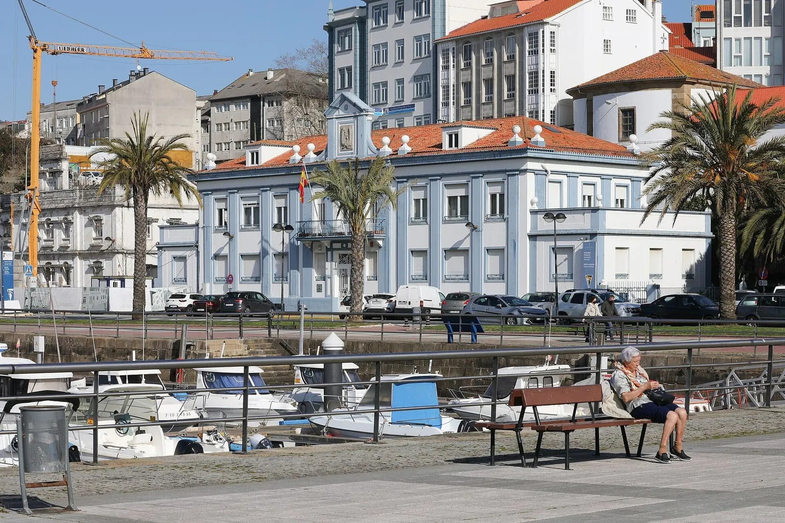 Edificios señoriales y puerto deportivo en la fachada marítima de Ferrol