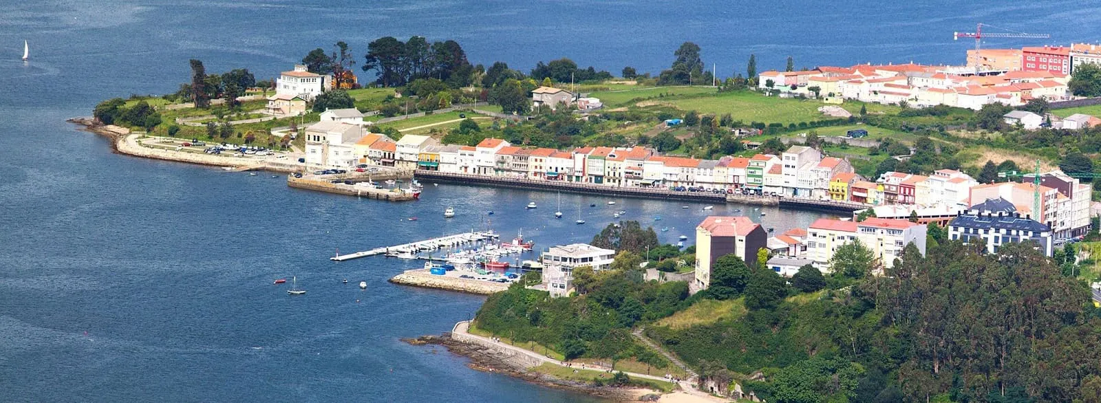 Vista aérea de Mugardos, con sus casas de colores frente a la ría de Ferrol