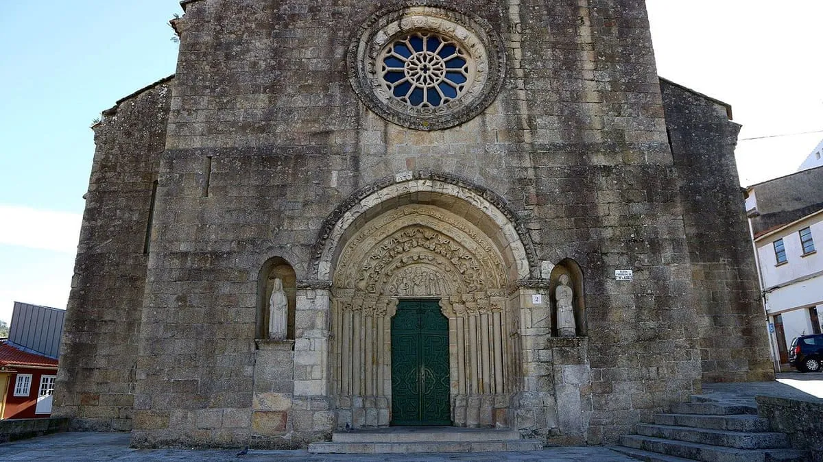 Fachada de Santa María do Azougue con su portada y su rosetón