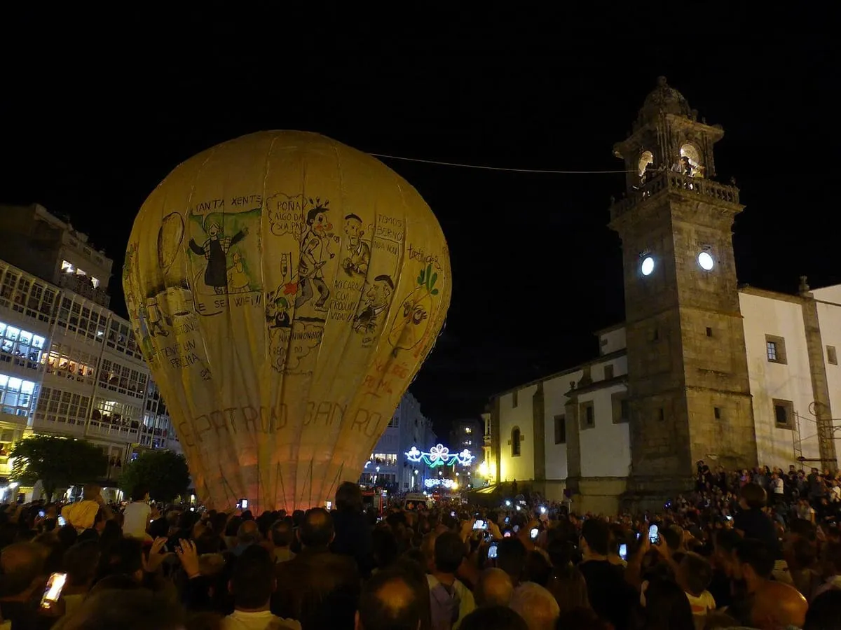 El Globo de San Roque, un aerostato de papel, en Betanzos