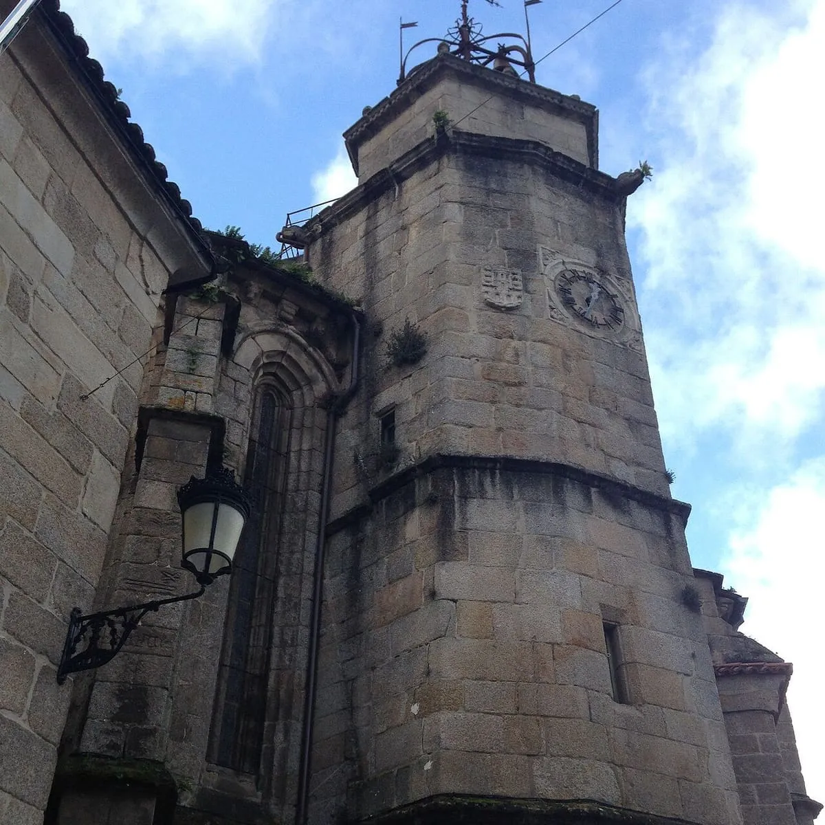 La torre del Reloj de Betanzos, junto a la iglesia de Santiago