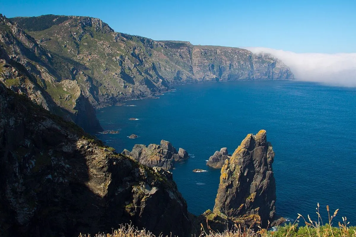 Acantilados verticales y agujas de roca sobre el mar junto a Cabo Ortegal