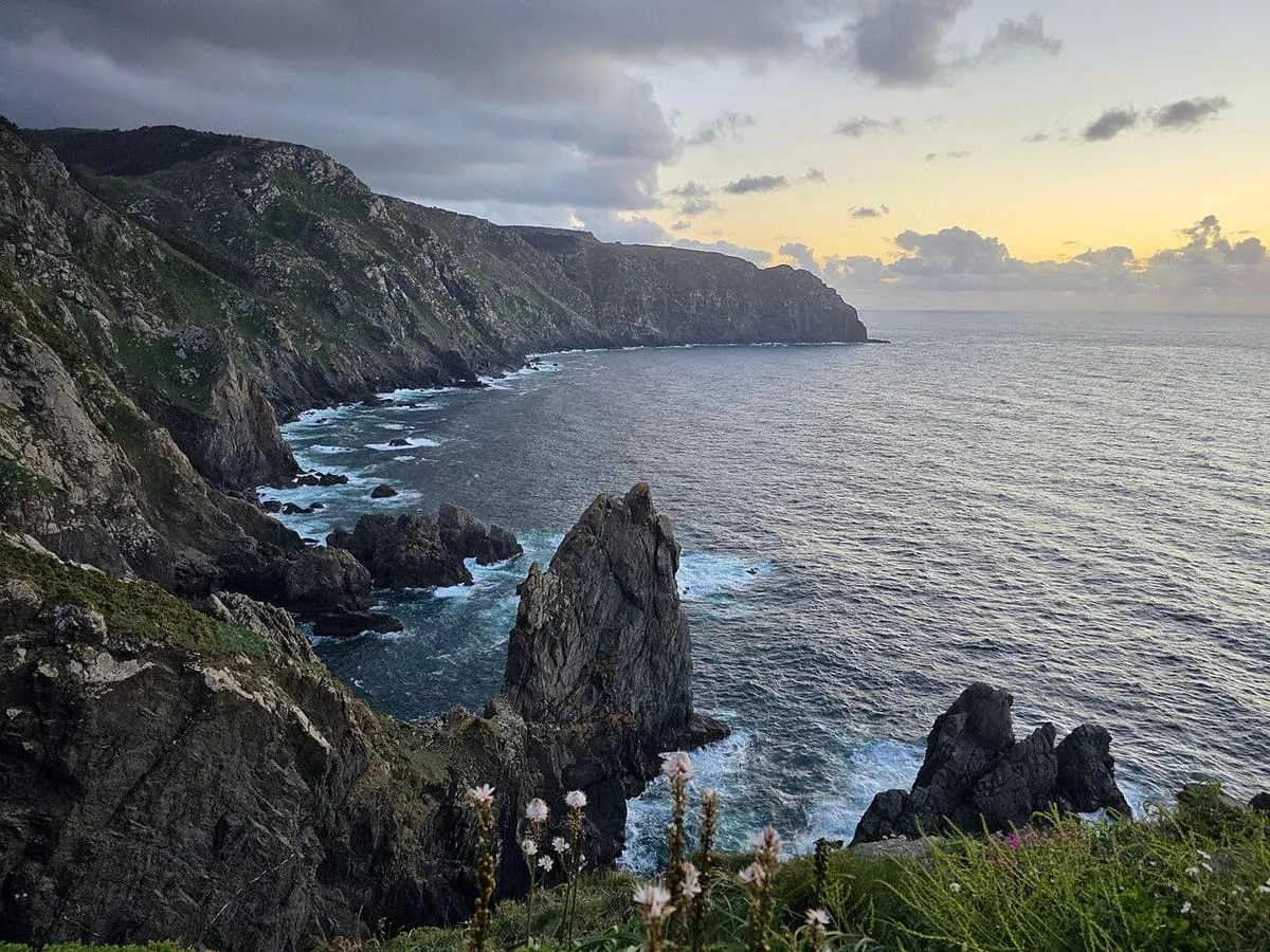 Acantilados de la costa de Ortegal con el cielo al atardecer