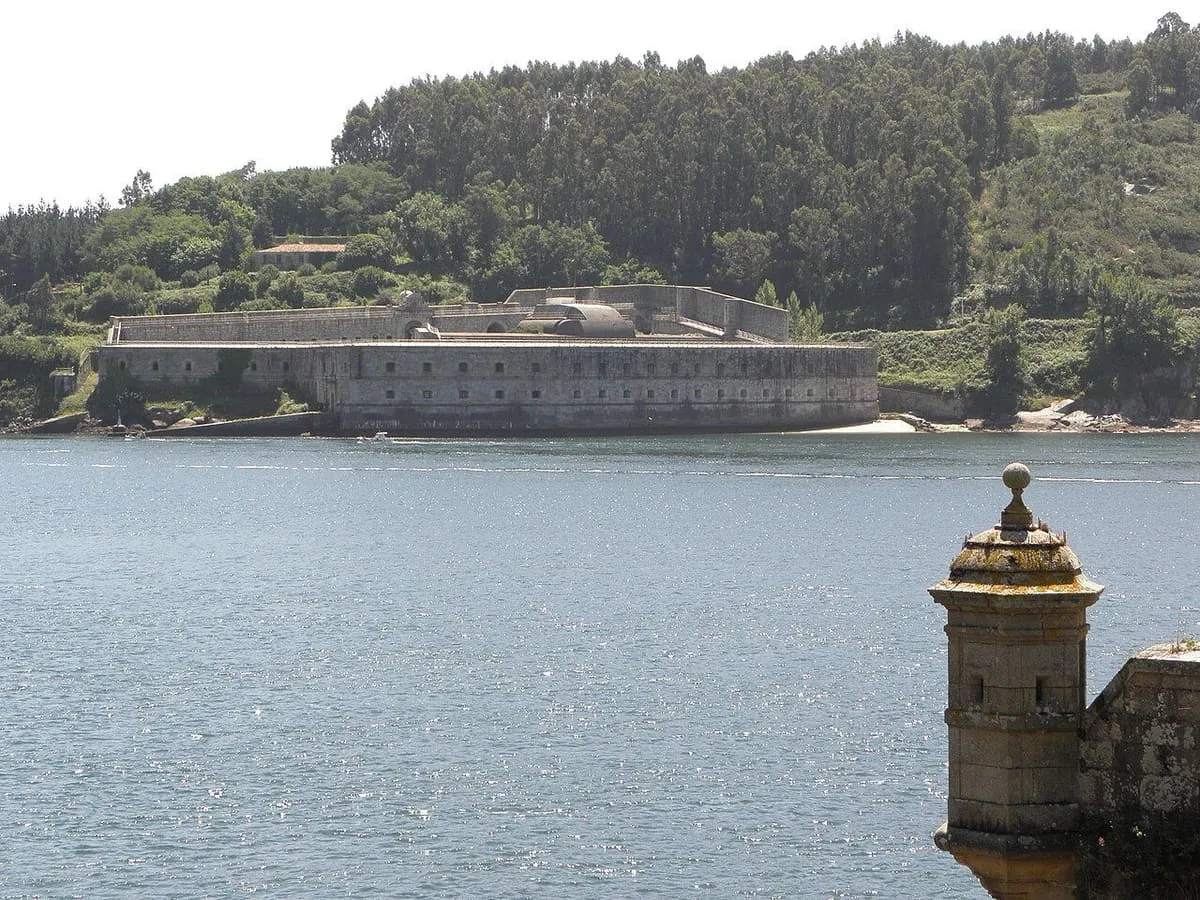 El castillo de la Palma al otro lado de la ría, con una garita de piedra en primer plano